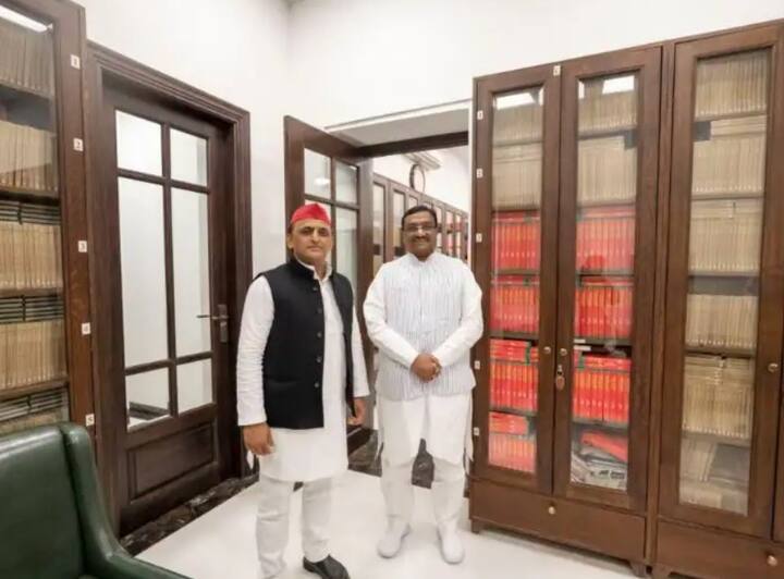 योगी सरकार के एक और मंत्री धर्म सिंह सैनी ने भी चुनाव के दौरान दल बदल लिया था. वे समाजवादी पार्टी में शामिल हो गए थे. उन्होंने सहारनपुर की नुकंड विधानसभा सीट से चुनाव लड़ा. लेकिन बीजेपी के मुकेश चौधरी ने उन्हें हरा दिया.