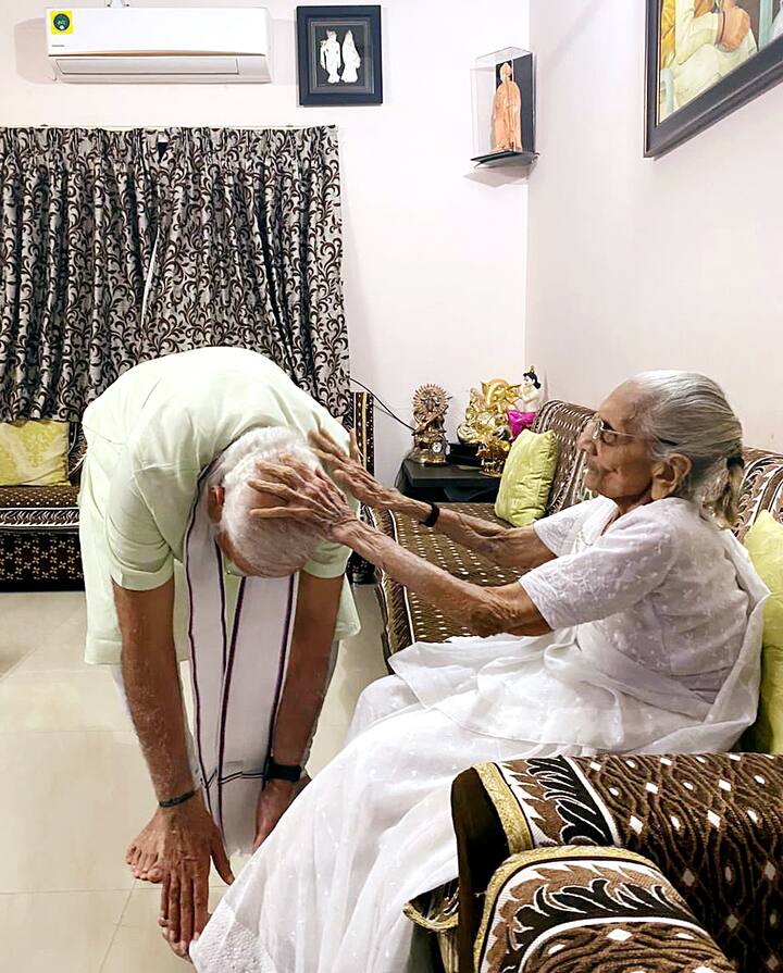 गुजरातच्या दौऱ्यावर असलेल्या मोदींनी आईची भेट घेऊन आशीर्वाद घेतले.