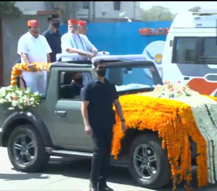 PM नरेंद्र मोदी आज अहमदाबाद में हैं और यहां रोड़ शो कर रहे हैं. पीएम मोदी यहां से गांधीनगर में भाजपा के राज्य कार्यालय कमलम जा रहे हैं. रोड शो हवाई अड्डे से पार्टी कार्यालय तक 6 किमी से अधिक की दूरी तय करेगा, कार्यक्रम के बाद पीएम मोदी कई शीर्ष नेताओं के साथ बैठक की अध्यक्षता करेंगे और संभवत: इसके बाद में राजभवन जा सकते हैं