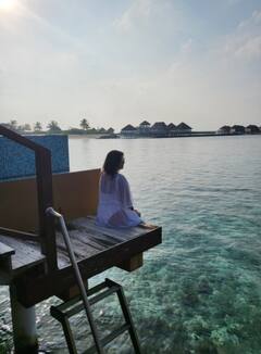 varalakshmi pics: மாலத்தீவில் கூல் கொண்டாட்டம் - வரலட்சுமியின் ஹாட் போட்டோஸ்..!