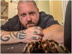 इस शख्स को है मकड़ियों से बेहद प्यार, 120 मकड़ियों के लिए घर में ही बनाया बेडरूम