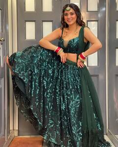 ग्रीन लहंगे में श्रद्धा आर्या ने दिखाया हुस्न का जलवा, अदाएं देख फैंस ने कहा- कोई इतना खूबसूरत कैसे हो सकता है