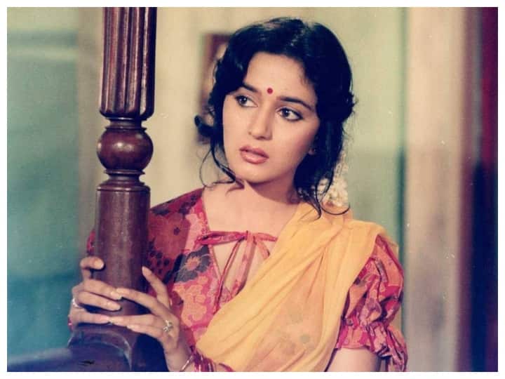 Madhuri Dixit: माधुरी दीक्षित फिल्मों में विनोद खन्ना के साथ-साथ उनके बेटे अक्षय खन्ना के साथ भी रोमांस कर चुकी हैं. उन्होंने साल 1988 में फिल्म 'दयावान' में विनोद खन्ना के साथ रोमांस किया तो वहीं, साल 1997 में फिल्म 'मोहब्बत' में अक्षय खन्ना और माधुरी ने साथ काम किया था.