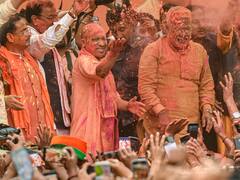 UP Election Result 2022: यूपी में BJP को मिली प्रचंड बहुमत के बाद कार्यालय में सीएम योगी ने जमकर खेली होली, देखें तस्वीरें