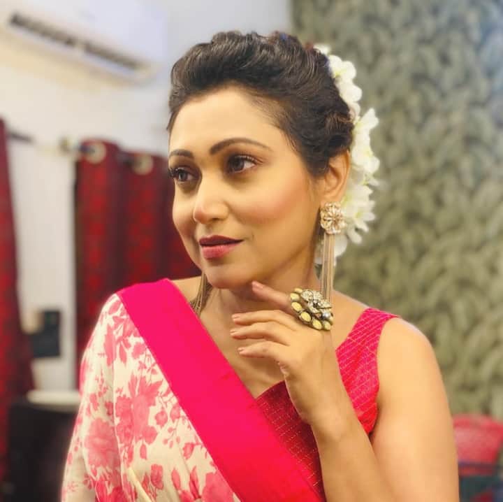 নানা সময়ে নান বিষয়ে ইনস্টাগ্রাম রিল তৈরি করতে দেখা যায় মেঘনা হালদারকে। কখনও প্রিয় পোষ্যর সঙ্গে সময় কাটানোর ভিডিও পোস্ট করেন। কখনও আবার কোনও গান কিংবা ডায়লগে ঠোঁট মেলান।