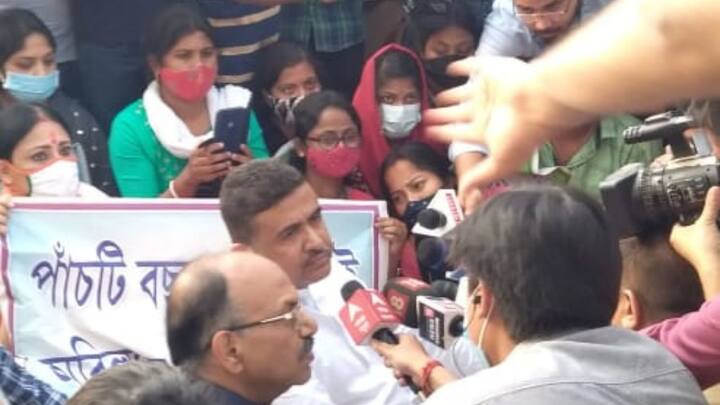 বিক্ষোভকারীদের দাবি, ২০১৬ সালে পরীক্ষার পরে ২৫০০ জন চাকরিপ্রার্থীর চাকরি এখনও পায়নি।