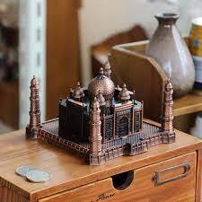 वास्तु जानकारों का मानना है कि घर में ताज महल की तस्वीर या शोपीस नहीं रखें. यह एक समाधि है. इसे घर में रखने से ये हमारे जीवन पर गंभीर और गहरा प्रभाव डालती है.