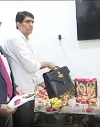 Special Pooja For Budget Copies: అసెంబ్లీ బడ్జెట్ ప్రవేశపెట్టేముందు ఆర్థికమంత్రి కార్యాలయంలో సందడి