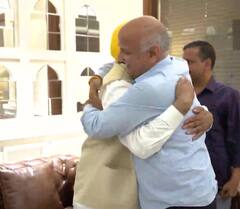 Punjab: भगवंत मान ने छुए सीएम अरविंद केजरीवाल के पैर, मनीष सिसोदिया को लगाया गले, देखें तस्वीरें