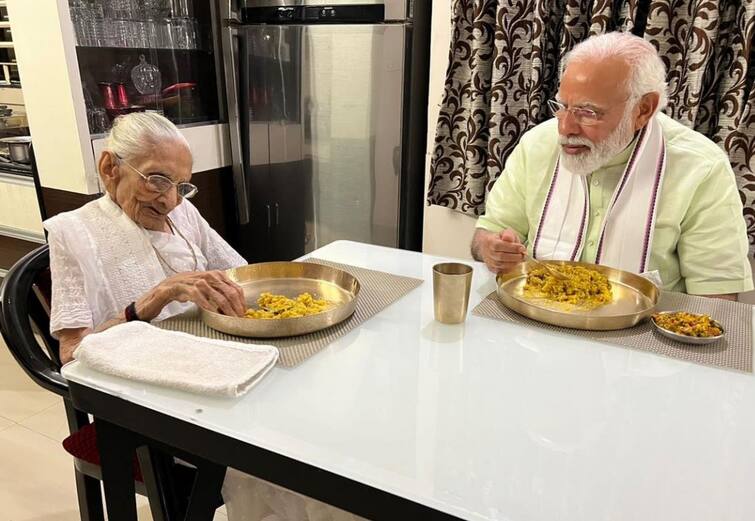 Prime Minister Narendra Modi meets his mother Heeraben Modi at her residence in Gandhinagar PM મોદી માતા હિરાબાને મળ્યા, સાથે ભોજન કરી લીધા આર્શીવાદ
