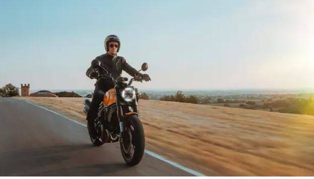 ਨਵੀਂ ਡੁਕਾਟੀ ਸਕ੍ਰੈਂਬਲਰ ਟ੍ਰਿਬਿਊਟ 1100 ਪ੍ਰੋ ਇੱਕ ਵਿਸ਼ੇਸ਼ ਮੋਟਰਸਾਈਕਲ ਹੈ ਕਿਉਂਕਿ ਇਹ ਏਅਰ-ਕੂਲਡ ਟਵਿਨ-ਸਿਲੰਡਰ ਇੰਜਣ ਦੇ ਇਤਿਹਾਸ ਨੂੰ ਸ਼ਰਧਾਂਜਲੀ ਹੈ।