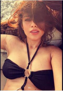 समुद्र की लहरों के बीच बिखरीं निया शर्मा, ब्लैक बिकिनी में शेयर कीं सेंशुअस फोटोज़