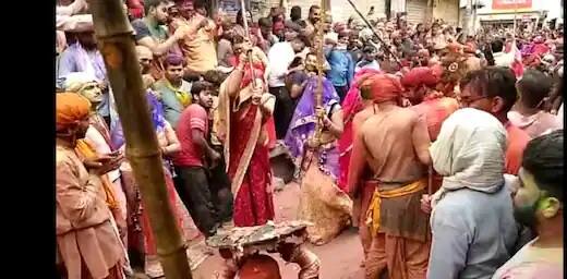 ત્યારથી આજદિન સુધી લઠ્ઠમાર હોળી ઉજવવાની પરંપરા ચાલી આવે છે. લઠ્ઠમાર હોળી જોવા માટે દૂર-દૂરથી લોકો બરસાના આવે છે.
