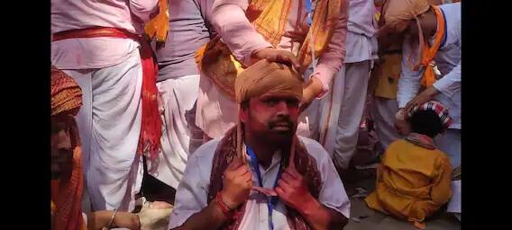 લઠ્ઠમાર હોળીમાં સ્ત્રીઓ, જેમને હુરિયારીન કહેવામાં આવે છે, તેઓ હુરિયારીઓ (પુરુષો)ને તેમના લાકડી વડે મારે છે અને હુરિયારીઓ (પુરુષો) તેમના માથા પર ઢાલ રાખીને પોતાને હુરિયારીઓની લાકડીઓથી બચાવે છે.