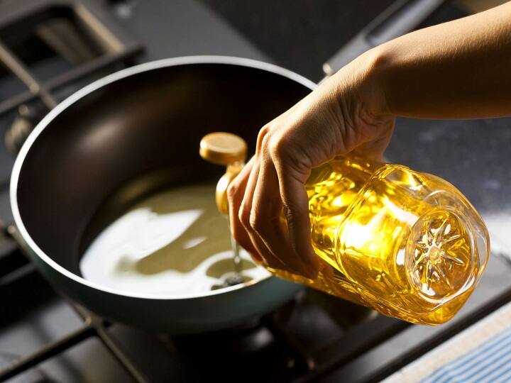 russia ukraine war cooking oil price down in india check here latest mustard oil price Cooking Oil Price: रूस-यूक्रेन की लड़ाई के बीच सस्ते हो गए खाने के तेल, जानें क्या है 1 लीटर सरसों के तेल का भाव?