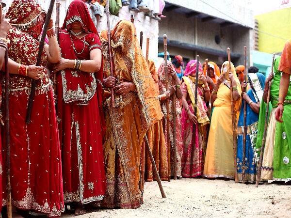 હિંદુ શાસ્ત્રો અનુસાર ભગવાન કૃષ્ણ વ્રજ છોડીને દ્વારકા ગયા હતા. જ્યારે તે ફરીથી બરસાના આવ્યા, ત્યારે વ્રજમાં હોળીનો સમય હતો. કૃષ્ણના અલગ થવાથી દુઃખી થયેલી રાધા અને સખીઓએ ત્યારે તેમનો ગુસ્સો વ્યક્ત કર્યો હતો.