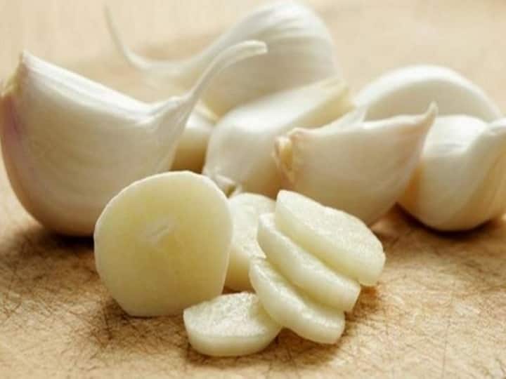 kitchen hacks easy tips for garlic peeling Garlic Peeling Tips: लहसुन छीलने का आसान तरीका, न समय लगेगा न मेहनत