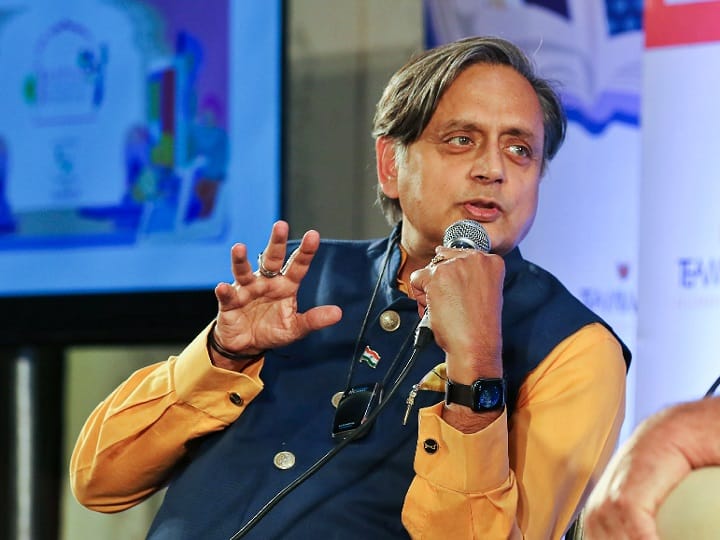 कांग्रेस के वरिष्ठ नेता शशि थरूर ने भी जयपुर लिटरेचर फेस्टिल 2022 में हिस्सा लिया. थरूर ने कहा कि, हमारा देश सभी मजहबों का देश है. अगर आप किसी मजहब के नहीं हो तो भी ये आपका देश है.