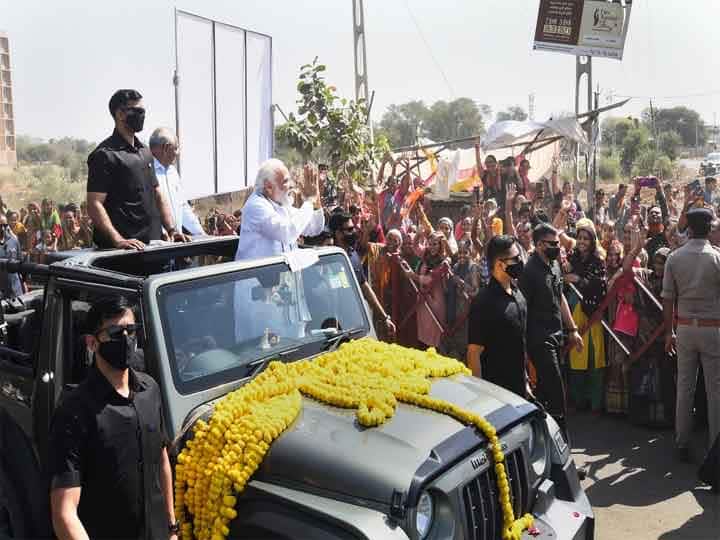 अधिकारियों के अनुसार, रोड शो के लिए पीएम मोदी यहां राज भवन से एक कार के जरिये निकले और फिर देहगाम पहुंचकर एक खुली जीप में सवार हो गए. उन्होंने बताया कि जीप में गुजरात के मुख्यमंत्री भूपेंद्र पटेल भी प्रधानमंत्री के साथ थे.