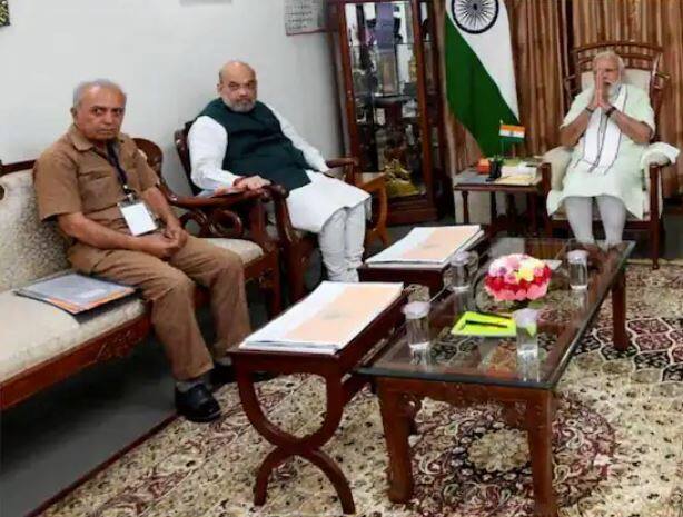 ਪ੍ਰਧਾਨ ਮੰਤਰੀ ਨਰਿੰਦਰ ਮੋਦੀ ਨੇ ਸ਼ੁੱਕਰਵਾਰ ਰਾਤ ਆਪਣੀ ਮਾਂ ਹੀਰਾਬੇਨ ਨਾਲ ਮੁਲਾਕਾਤ ਕੀਤੀ। ਪ੍ਰਧਾਨ ਮੰਤਰੀ ਮੋਦੀ ਦਿਨ ਦੇ ਆਪਣੇ ਸਾਰੇ ਪ੍ਰੋਗਰਾਮ ਖਤਮ ਕਰਕੇ ਆਪਣੇ ਛੋਟੇ ਭਰਾ ਪੰਕਜ ਮੋਦੀ ਦੇ ਘਰ ਪਹੁੰਚੇ।