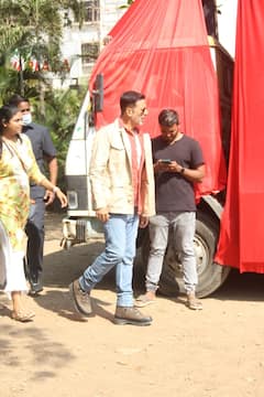 Akshay Kumar Flags Off 'Bachchan Paandey Ki Sawaari', Will Travel From Mumbai To Delhi, SEE PICS