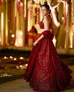 ਰੈੱਡ ਡਿਜ਼ਾਈਨਰ ਲਹਿੰਗੇ 'ਚ ਪੰਜਾਬੀ ਸਟਾਰ Sargun Mehta ਨੇ ਢਾਹਿਆ ਕਹਿਰ, ਵੇਖੋ ਤਸਵੀਰਾਂ