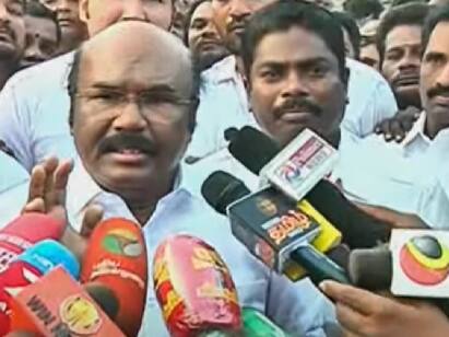 Former AIADMK minister Jayakumar Puzhal has been released on bail Jayakumar: முகத்திலும், குரலிலும் சோர்வு! சிறையில் இருந்து வெளியே வந்ததும் ஜெயக்குமார் சொன்னது இதுதான்!!