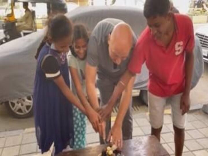 Watch Bollywood Actor Anupam Kher celebrates his birthday with his street friends watch video: சின்ன சின்ன அன்பில்தானே..! தெருவோர சிறுமிகளுடன் பிறந்தநாள் கொண்டாடிய பிரபல நடிகர்...!