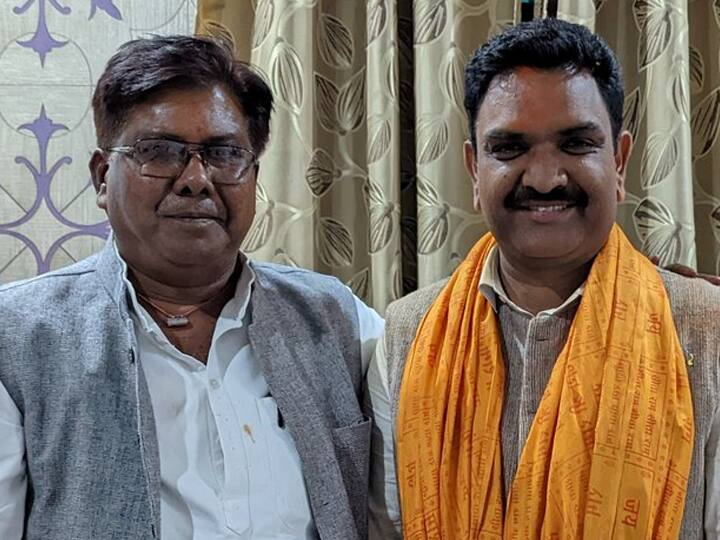 Former IPS And MLA Sadar Kannauj Asim Arun Reached SP candidate Anil Kumar Dohare house after victory for blessed UP Election 2022: IPS से MLA बने असीम अरुण ने जीत के बाद किया ऐसा काम जिसकी हर तरफ हो रही तारीफ