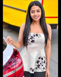 Navya Swamy Photos: ప్రేమ ప్రవచనాలు చెబుతున్న బుల్లితెర క్వీన్