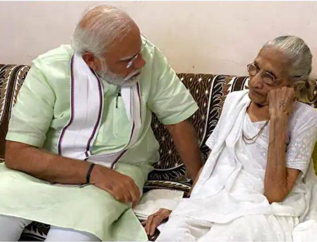 ਉਨ੍ਹਾਂ ਦੇ ਭਰਾ ਦਾ ਘਰ ਗਾਂਧੀਨਗਰ ਦੇ ਬਾਹਰਵਾਰ ਰਾਏਸਾਨ ਵਿੱਚ ਵਰਿੰਦਾਵਨ ਸੋਸਾਇਟੀ ਵਿੱਚ ਹੈ। ਮੋਦੀ ਦੀ ਮਾਂ ਆਪਣੇ ਛੋਟੇ ਬੇਟੇ ਪੰਕਜ ਮੋਦੀ ਨਾਲ ਰਹਿੰਦੀ ਹੈ।