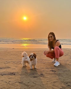 Sophie Choudry Photos: బీచ్ లో సూర్యాస్తమయాన్ని ఎంజాయ్ చేస్తున్న మహేశ్ బాబు ఐటెమ్ బ్యూటీ సోఫీ