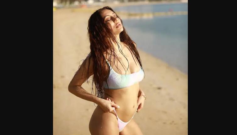 anusha dandekar shows new bikini look images on instagram, see all it હૉટ એક્ટ્રેસે બિકીનીમાં બીચ પર ફ્લૉન્ટ કરી ટૉન્ડ બૉડી, તસવીરો જોઇને ફેન્સ પણ થયા દિવાના, જુઓ......