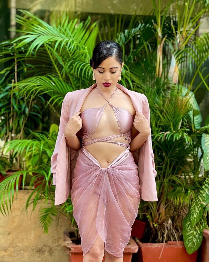 उर्फी जावेद अपने आउटफिट से फैंस को इतना चौंका देती हैं कि हर कोई सोचता है कि उर्फी अब अगली बार क्या करने वाली हैं. उर्फी फिर अगले दिन कुछ ऐसा करती हैं कि फैंस हैरान रह जाते हैं. (फोटो-सोशल मीडिया)