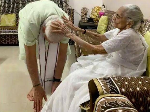 ਭਾਜਪਾ ਵੱਲੋਂ ਜਾਰੀ ਬਿਆਨ ਮੁਤਾਬਕ ਮੋਦੀ ਰਾਤ ਕਰੀਬ 9 ਵਜੇ ਘਰ ਪਹੁੰਚੇ, ਆਪਣੀ ਮਾਂ ਨਾਲ ਰਾਤ ਦਾ ਖਾਣਾ ਖਾ ਕੇ ਉਨ੍ਹਾਂ ਦਾ ਆਸ਼ੀਰਵਾਦ ਲਿਆ।