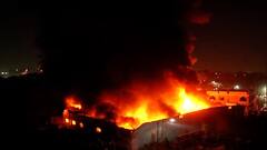 Tangra Fire: ট্য়াংরায় চামড়ার গুদামে আগুন,খালি করা হচ্ছে গুদাম সংলগ্ন বাড়িগুলিকে । Bangla News