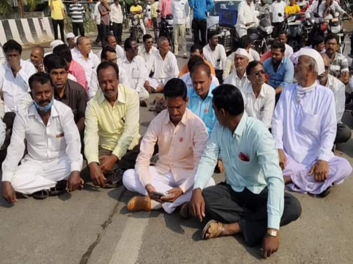 Rayat kranti sanghatana agitation : कृषी पंपाची वीज तोडणी तत्काळ थांबवा, रयत क्रांती संघटनेचं रास्ता रोको Rayat Kranti Sanghatana agitation in Ahmednagar on various demands of farmers Rayat kranti sanghatana agitation : कृषी पंपाची वीज तोडणी तत्काळ थांबवा, रयत क्रांती संघटनेचं रास्ता रोको