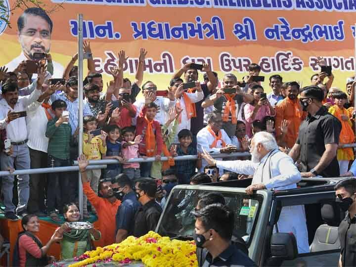 इससे पहले, अधिकारियों ने बताया कि गांधीनगर में पीएम मोदी का रोड शो देहगाम शहर से शुरू होकर लवड गांव स्थित राष्ट्रीय रक्षा विश्वविद्यालय (आरआरयू) पर खत्म हुआ, जहां प्रधानमंत्री ने सड़क के दोनों ओर बड़ी संख्या में खड़े लोगों का अभिवादन किया.