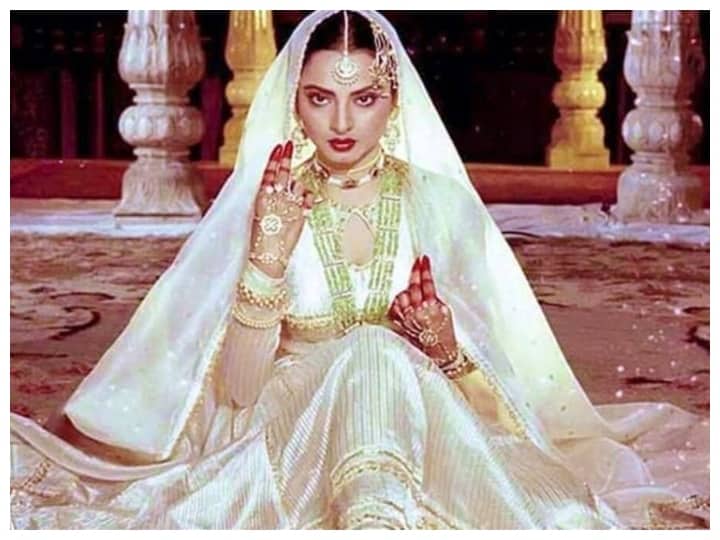 इस एक्टर को किस करते हुए सेट पर बेहोश हो गईं थीं Rekha, 13 साल की उम्र में उस सीन को फिल्माने में हो गई थी एक्ट्रेस की हालत खराब Rekha had fainted on the set while kissing this actor at the age of 13 read about her interesting story इस एक्टर को किस करते हुए सेट पर बेहोश हो गईं थीं Rekha, 13 साल की उम्र में उस सीन को फिल्माने में हो गई थी एक्ट्रेस की हालत खराब