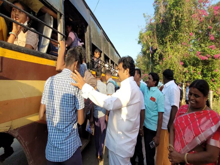 பேருந்தில் தொங்கியபடி பயணம் செய்த மாணவர்கள்..! திருவள்ளூர் சட்டமன்ற உறுப்பினர் செய்த சம்பவம்..!