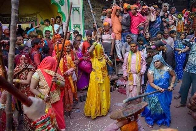 આ લઠ્ઠમાર હોળીની અનોખી પરંપરાની ઉજવણીનો ઇતિહાસ સદીઓ જૂનો છે. એવું કહેવાય છે કે, લઠ્ઠમાર હોળી પાંચ હજાર વર્ષ પહેલાં શરૂ થઈ હતી.
