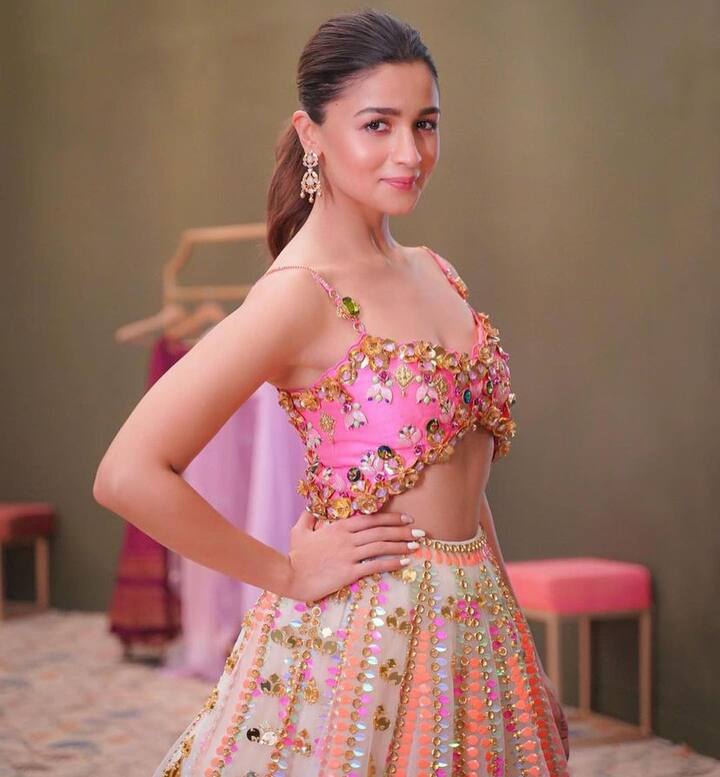 ब्लश पिंक लहंगे में आलिया भट्ट की नूरानी सूरत. तस्वीरों में दिखा एक्ट्रेस का गंगा वाला सादगी भरा अंदाज.