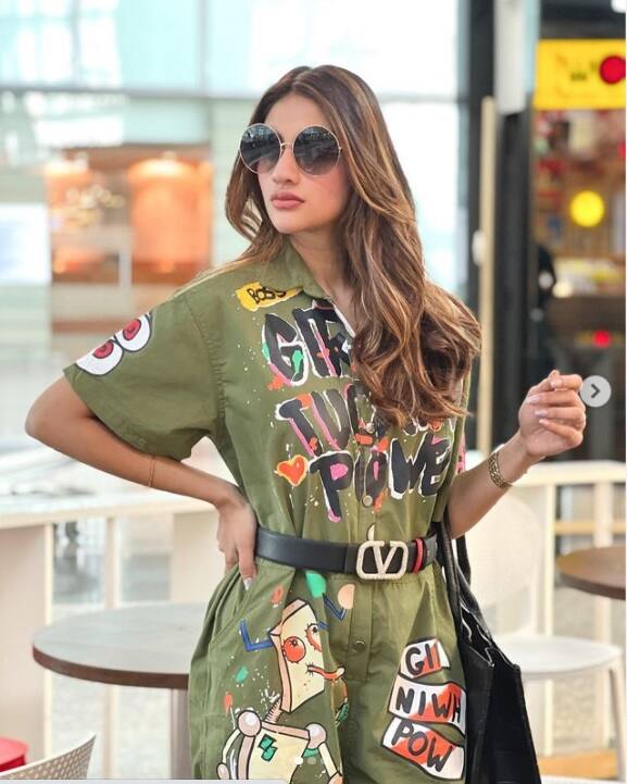 শ্যাওলা রঙের প্রিন্টেড জাম্পশ্যুটে এয়ারপোর্ট লুকে বাজিমাত নুসরত জাহানের। অন্যদিকে গাঢ় শ্যাওলা ও কালো রঙের পোশাকে তাক লাগানের যশ দাশগুপ্তও।