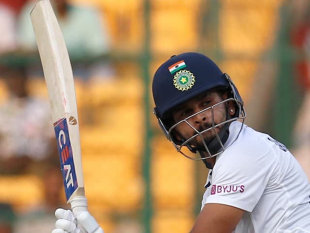 India vs Sri Lanka 2nd Test Score Rohit sharma virat flop again IND vs SL : पिंक बॉल कसोटीत भारताची आघाडीची फळी ढेपाळली, अय्यरची एकाकी झुंज, शेपटावर मदार