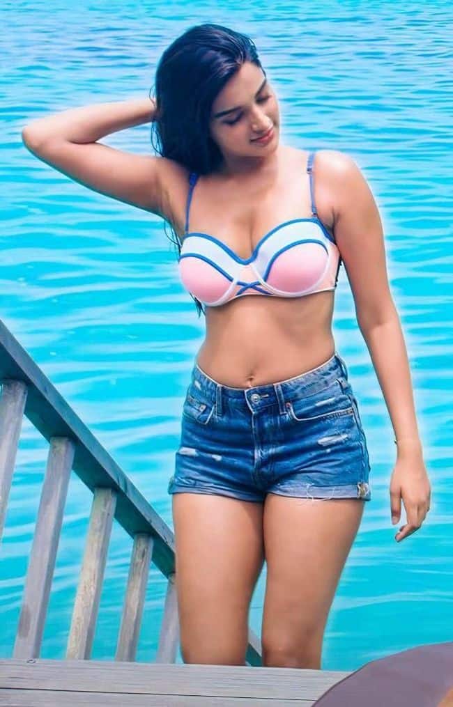 తాజాగా ఈ బ్యూటీ షేర్ చేసిన ఫోటోలు సోషల్ మీడియాలో వైరల్ అవుతున్నాయి.(Courtesy : Nidhi Agerwal Instagram)
