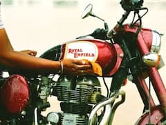 Bike care: बाईक धुताना 'या' गोष्टींची घ्या काळजी, नाहीतर होऊ शकतं नुकसान; फॉलो करा या टिप्स