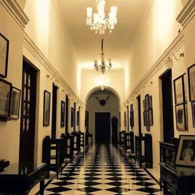 ਪਟੌਦੀ ਪੈਲੇਸ ਜਿੰਨਾ ਖੂਬਸੂਰਤ ਬਾਹਰੋਂ ਦਿਸਦਾ ਹੈ, ਓਨਾ ਹੀ ਅੰਦਰੋਂ ਵੀ ਪੁਰਾਣਾ ਹੈ। ਮਹਿਲ ਵਿੱਚ ਰੱਖੇ ਗਏ ਸ਼ਾਹੀ ਆਰਟ ਪੀਸ ਦੇਖਣ ਯੋਗ ਹਨ।