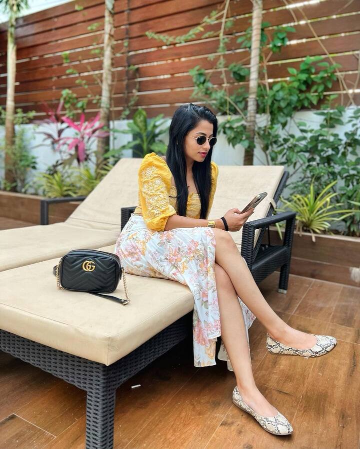 'నా పేరు మీనాక్షి'  సీరియల్ తో తెలుగు ప్రేక్షకులకు చేరువైన నవ్యస్వామి...'ఆమెకథ' సీరియల్ తో ఫుల్ పాపులారిటీ సంపాదించుకుంది. 'కంటే కూతుర్నే కనాలి' సీరియల్ అతి తక్కువ రోజుల్లోనే ముగిసిపోయినప్పటికీ తనకుంటూ స్పెషల్ క్రేజ్ పెంచుకోవడంలో సక్సెస్ అయింది.