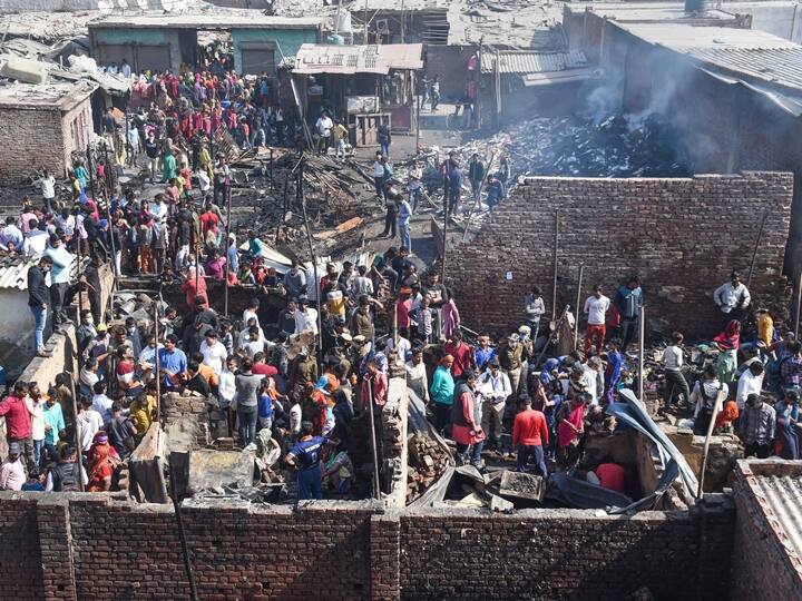 Delhi CM Arvind Kejriwal visits the spot in Gokulpuri area where a fire broke out in shanties last night દિલ્લીના ગોકુલપુરીમાં આગઃ CM કેજરીવાલે મુલાકાત લઈ પરીવારજનોને સહાયની જાહેરાત કરી