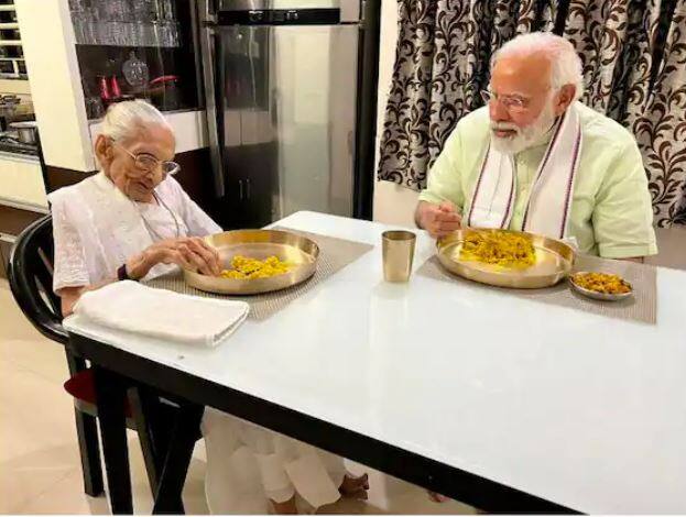 ਪਾਰਟੀ ਨੇ ਮਾਂ ਅਤੇ ਬੇਟੇ ਦੀ ਖਾਣਾ ਖਾਂਦੇ ਦੀ ਤਸਵੀਰ ਵੀ ਸ਼ੇਅਰ ਕੀਤੀ ਹੈ। ਜ਼ਿਕਰਯੋਗ ਹੈ ਕਿ ਪ੍ਰਧਾਨ ਮੰਤਰੀ ਜਦੋਂ ਵੀ ਅਹਿਮਦਾਬਾਦ ਆਉਂਦੇ ਹਨ ਤਾਂ ਉਹ ਆਪਣੀ ਮਾਂ ਨੂੰ ਜ਼ਰੂਰ ਮਿਲਦੇ ਹਨ।